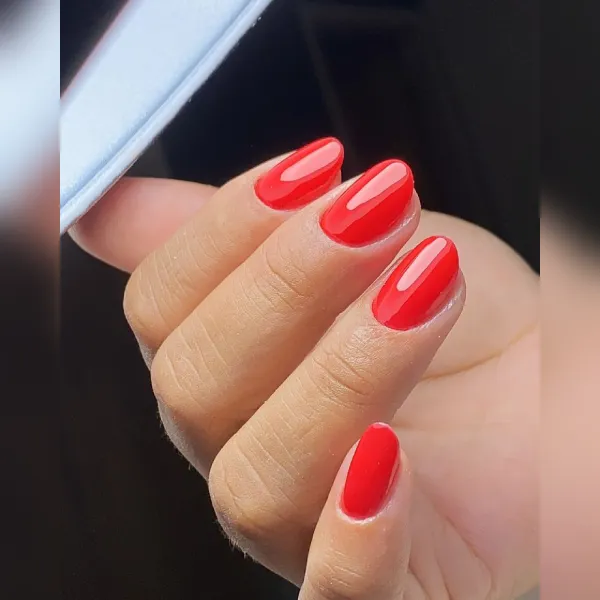 [Mão com unhas vermelhas]