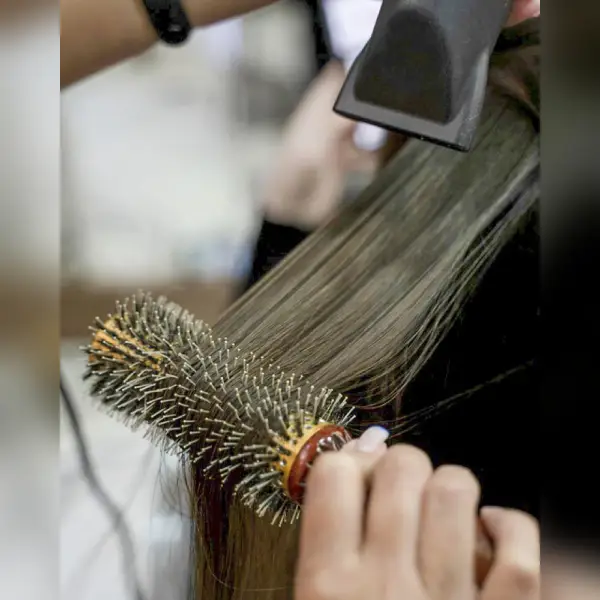 [cabelos sendo escovados]